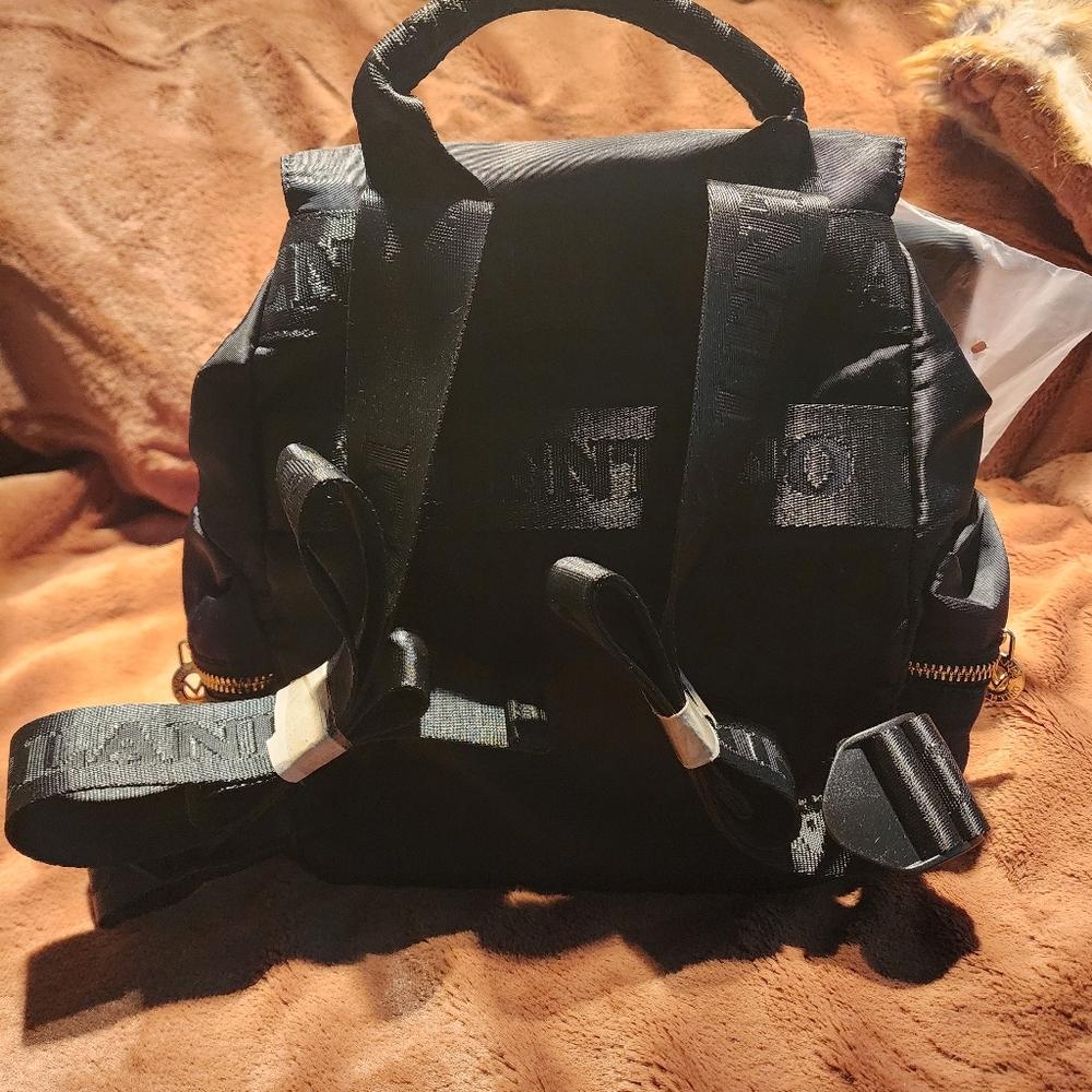 Compact Black Backpack with Durable Design - Picture 4 of 4